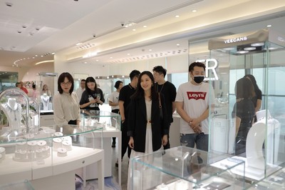 知名女星唐詩詠到訪永富集團，珠寶首飾零售引關(guān)注